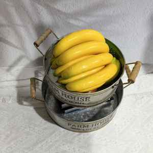 طقم من صينيتين معدنيتين مجلفنتين بتصميم ريفي مع مقابض، للتقديم في المطبخ وطاولة الطعام والحمام وغرفة المعيشة - Product Image 3