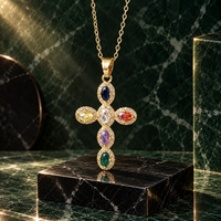 ARNAN Collier tendance en laiton plaqué or 18 carats et acier inoxydable avec pendentif croix chaîne de lèvre et grand zircon cubique (CZ) taille cabochon effet glacé