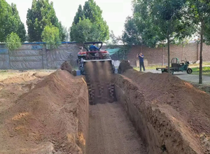 Trancheuse à chaîne montée sur tracteur <span class=keywords><strong>de</strong></span> 1,5 m <span class=keywords><strong>de</strong></span> large et 1,8 m <span class=keywords><strong>de</strong></span> profondeur, largeur <span class=keywords><strong>de</strong></span> tranchée <span class=keywords><strong>de</strong></span> 25/40/50/60/80/150 cm pour fermes, vergers et travaux <span class=keywords><strong>de</strong></span> construction - Product Image 3