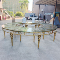 Fournitures de fête de luxe, table de banquet de mariage en acier inoxydable doré avec plateau en verre, table serpentine avec cristal