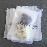 Sac à fermeture éclair givré avec logo personnalisé avec trou d'air Sacs d'emballage à fermeture éclair lisse Sac à fermeture éclair mat pour vêtements chaussures