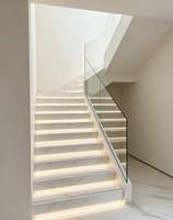 Marches d'escalier en marbre moderne veiné or de luxe, carreaux de porcelaine pour escalier intérieur, un ensemble