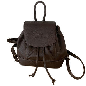 Mini Mochila para Mujer Marrón y Negra con Correa Ajustable y Hebilla Magnética para Uso Diario Otoño 2024 - Product Image 4