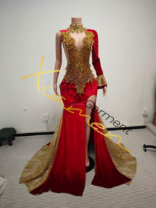 Abito da Sera Elegante Originale di Ocstrade, Lussuoso e Personalizzato, Monospalla con Strass Dorati Scintillanti e Spacco Alto - Product Image 3