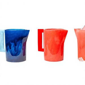 Carafe en résine artisanale Virella, carafe à eau en époxy de qualité supérieure avec finition bordeaux contemporaine pour la salle à manger et les réceptions - Product Image 1