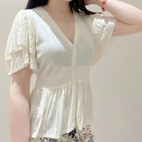 Haut court tricoté personnalisé OEM ODM pour femme, style peplum, col en V, manches bouffantes, boutonné, manches courtes, collection printemps