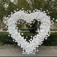 Arche de fleurs en soie éco-responsable et durable, fascinante, pour un mariage de rêve ou un fond de scène d'une demande en mariage enchanteur