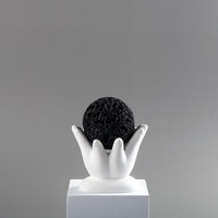 Diffuseur artistique en pierre de lave à main Support à main unique en céramique blanche avec sphère volcanique noire Essentiel d'aromathérapie