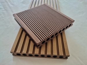 Tarima de Madera Plástica Resistente al Agua, Textura en Relieve 3D, Ecológica, Instalación Fácil con Sistema de Clic, Anti-UV, Resistente al Fuego, Moderna para Parques - Product Image 4