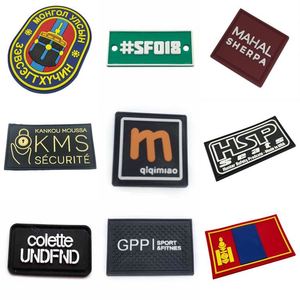 Étiquette cousue personnalisée promotionnelle en PVC recyclé, logo en caoutchouc découpé en relief 3D, patch gravé - Product Image 1