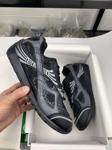 รองเท้าผ้าใบแฟชั่นดีไซน์เนอร์สำหรับทุกเพศ น้ำหนักเบา ดีไซน์ตาข่ายแบบผูกเชือก ปิดนิ้วเท้า เหมาะสำหรับฤดูร้อน ฤดูใบไม้ร่วง ฤดูหนาว ตามเทรนด์แฟชั่น - Product Image 1