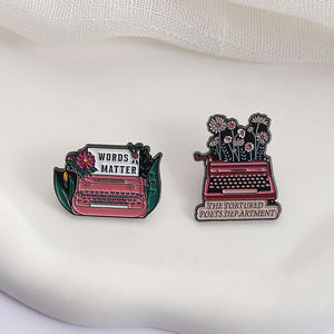 Spille con smalto per macchina da scrivere di fiori di moda i poeti torturati parole ARTMENT mates MATTER spille distintivo regalo di gioielli per amici - Product Image 3