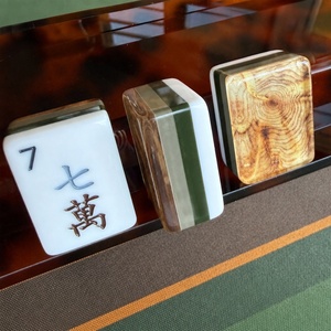 Jeu de Mahjong Américain avec des tuiles en acrylique à quatre couches et à blocs de couleur, finition bois de cèdre, fabriqué à la main pour le divertissement décontracté - Product Image 3