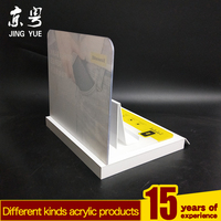 Support de présentation de comptoir moderne en acrylique PMMA blanc pour téléphones portables et batteries externes, personnalisable pour salons professionnels, recyclable