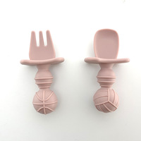 Ensemble d'alimentation pour bébé en silicone : assiette à ventouse compartimentée, bol, bavoirs, tasse à bec avec compartiment à collation, cuillères, fourchettes et ustensiles pour repas d'enfants
