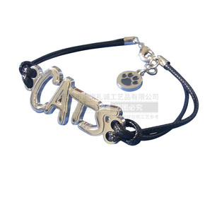 Brazalete Bellmare de Aleación de Zinc Chapado en Oro con Logotipo de Letra, Joyería Unisex para Regalo - Product Image 5