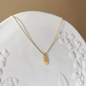 Collier pendentif carré en acier inoxydable plaqué or 18 carats, motif fleur vintage gravée (pissenlit, tournesol), chaîne serpent, forme irrégulière - Product Image 2