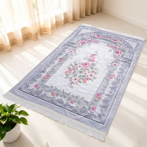 Tapis de prière musulman de qualité supérieure en velours de soie glacée Janamaz Sajadah avec des motifs traditionnels du Moyen-Orient - Product Image 3