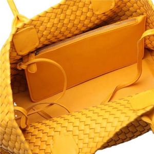 Bolso Tote de Gran Capacidad en Cuero Vegano Personalizado para Viaje - Elegante Bolso de Compras y de Hombro para Mujer - Product Image 4