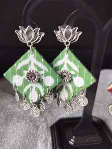 ต่างหูห้อยรูปดอกไม้สไตล์โบโฮชิคทันสมัย ทำด้วยผ้าเนื้อเบา งานแฮนด์เมด คุณภาพสูง ชุบโลหะผสมแบบออกซิไดซ์ เป็นมิตรกับสิ่งแวดล้อม - Product Image 2