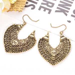 Pendientes de patrón de corazón Retro euroamericano, superventas, joyería de acero inoxidable con oreja audaz, diseño de Metal calado - Product Image 1