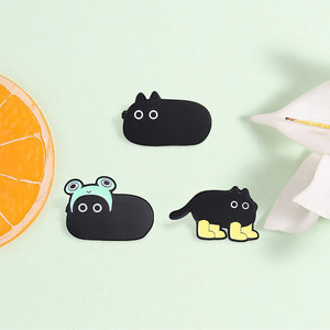 Broche en émail chat noir mignon et dodu, 3 styles : uni/chapeau de grenouille/pattes jaunes, pour décoration de sac à dos - Product Image 1