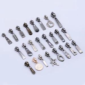 Vendita calda Logo personalizzato in rilievo in metallo <span class=keywords><strong>cerniera</strong></span> tirante argento spazzolato-cursori <span class=keywords><strong>cerniera</strong></span> di alta qualità - Product Image 5