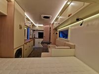 Caravane tout-terrain moderne légère et confortable pour 4 personnes, suspension indépendante, sans bois, entièrement en aluminium, remorquable par un SUV