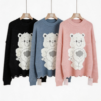 Pull Jacquard Oversize Noir Col Rond Femme Motif Ours Blanc de la Marque White Care Bear, Pull Tricoté Bicolore Motif Nuage et Ours