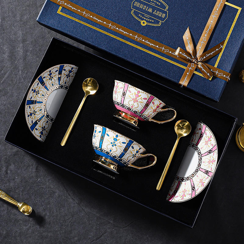 Caja de regalo larga con dos tazas, platillo y cuchara.