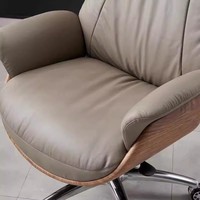 Chaise de bureau de direction confortable en cuir véritable pour grands bureaux, chaise d'ordinateur pour le travail à domicile et les longues sessions d'utilisation, idéale pour les influenceurs.