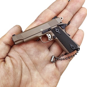 Portachiavi a Forma di Pistola in Scala 1:3, Accessorio Militare Premium, Regalo Resistente ed Elegante per Ragazzi - Product Image 1