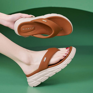 Nueva tendencia de moda de verano: sandalias abiertas de cuero PU con plataforma gruesa y cómoda y suela suave. - Product Image 4