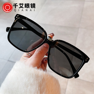 Gafas de Sol Cuadradas Grandes para Mujer Qianai, Montura Blanca, Lentes de PC con Protección UV400 Tipo 3, Estilo Retro - Product Image 2