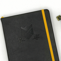 Carnet A5 personnalisé 2026 en cuir végétalien PU, couverture rigide avec fermeture élastique dorée, logo personnalisé en creux noir