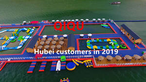 QIQU Parque Acuático Inflable Gigante Comercial, Equipo Flotante con Certificación CE, PVC Modular Hermético de 0.9 mm, Capacidad para 50-300+ Personas - Product Image 2