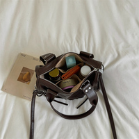 Sac à main noir pour femme style motard, design punk avec lacets et rivets, sac à bandoulière rétro