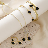 Conjunto de Joyería de Aleación Trébol de Cinco Hojas de Gran Venta, Collar y Pendientes de 5 Piezas para Mujer, Diseño de Flor de la Suerte de Moda con Esmalte Goteado