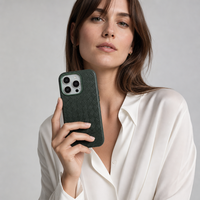 Étui de téléphone en cuir PU tressé fait main en gros, motif tressé, doublure en microfibre, anneau de précision pour appareil photo, logo personnalisé OEM