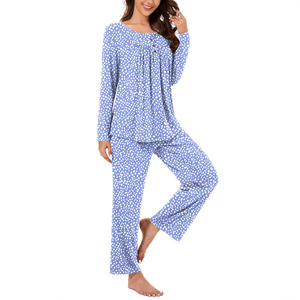 Ensemble pyjama en satin trois pièces avec haut boutonné, short et robe longue pour une garde-robe de nuit complète - Product Image 3