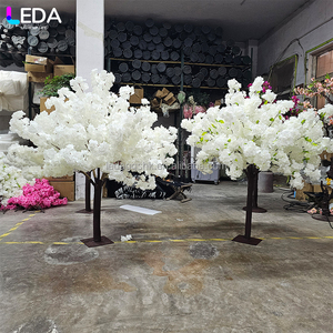 ต้นซากุระประดิษฐ์สีขาวขนาด 1.5 เมตร ใบสีเขียว สำหรับตกแต่งงานแต่งงาน งานอีเว้นท์ และงานปาร์ตี้ แบบเรียบง่าย ปรับแต่งได้จาก LEDA - Product Image 1