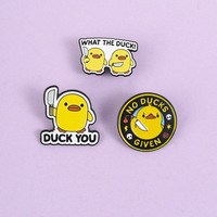 Broche en émail souple personnalisée, motif canard-couteau mignon et amusant, en métal, vente en gros, stock en vrac, sans MOQ, pour sacs à dos et chapeaux
