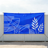 Bannière suspendue en polyester brillant imprimée par sublimation haute résolution personnalisée pour les activités promotionnelles, les ouvertures de entreprises