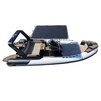 Bateau pneumatique de pêche RIB 6,8 m avec coque en fibre de verre, T-Top rigide et moteur hors-bord