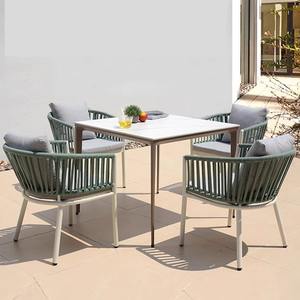 Conjunto de mesa y sillas de ratán para exteriores, 4 plazas, muebles de jardín de estilo contemporáneo, resistentes a la intemperie, juego de comedor para patio. - Product Image 1