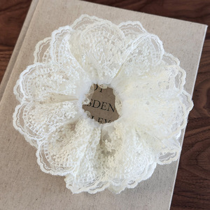 Serre-tête pour femme en tissu doux avec dentelle française florale et nœud surdimensionné, accessoire capillaire superposé, cadeau - Product Image 4