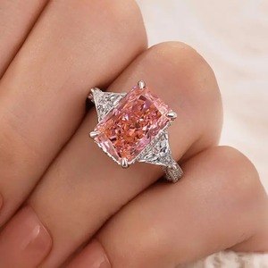Anillo de Compromiso Clásico de Tres Piedras con Corte Radiante de Diamante Rosa Moissanite Chapado en Oro sobre Plata 925, Halo Oculto de Diamantes Blancos para Mujer - Product Image 4