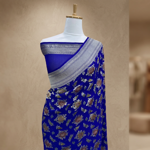 Sari en soie bleu roi et rouge avec broderie florale et bordure en zari argenté, tenue de mariage indienne traditionnelle pour femmes - Product Image 3