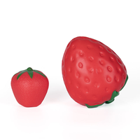 Op maat gemaakte PU-schuim rode aardbei-vormige fruit squishy knijp-speeltje anti-stressbal met aangepast logo - QF merk cadeau