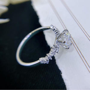 Anello di Diamanti F955 in Oro Bianco, Taglio Brillante Naturale Rotondo, Colore G, Gioiello da Donna per Fidanzamento - Product Image 6